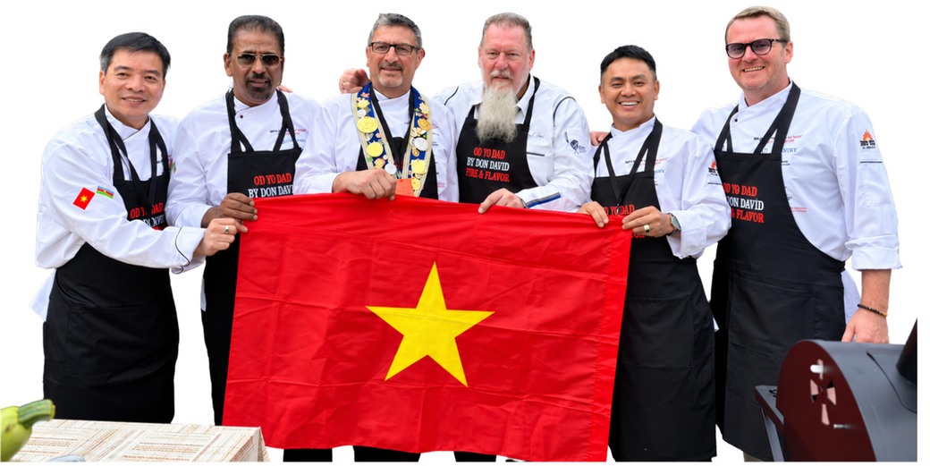 Các đầu bếp cùng lá cờ Việt Nam